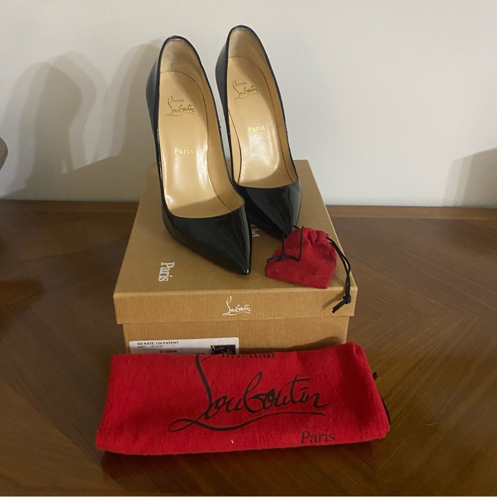 So Kate- Christian Louboutin
120 mm Pumps - Patent calf leather - Black Sz 39